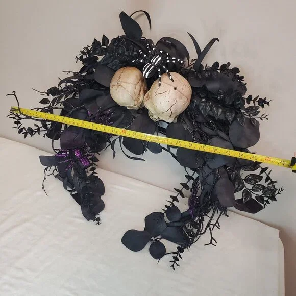 Halloween Wreath Haunted Home Pirate Skeleton Skull Spiders Flowers Black 21" - Picture 6 of 9